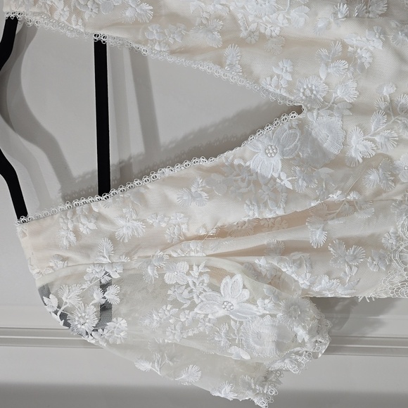 DB Studio Nwt 3D Soft White Floral Lace V-Neck Short Dress, Size 12 - Picture 15 of 16